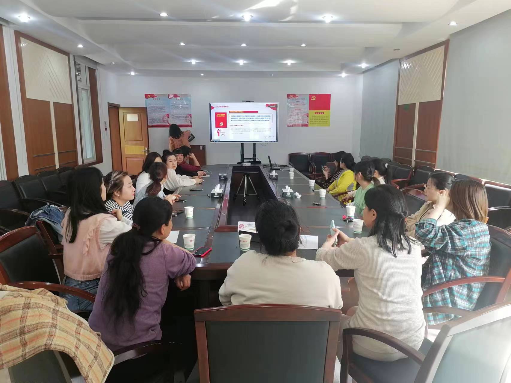 公司工会组织观看妇女维权普法讲座(图3)