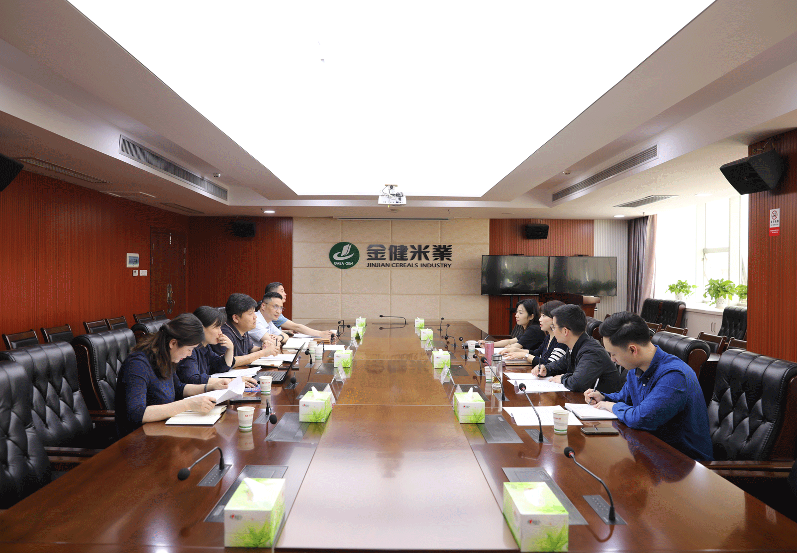 湖南农发投资私募基金管理有限公司总经理张薇薇一行来金健米业座谈交流(图1)