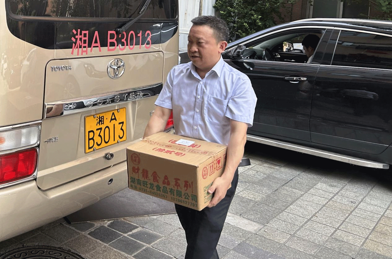 集团党委副书记、副董事长、总经理 杨正华赴乐米乐公司开展 “关爱职工，夏送清凉”慰问活动 (图2)