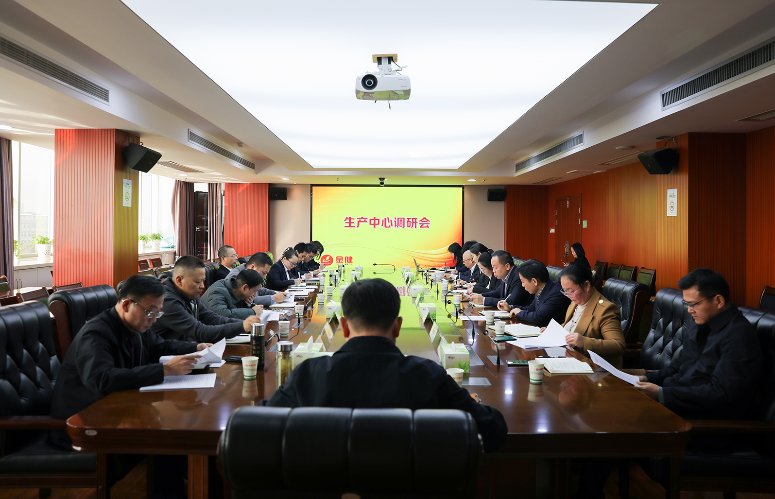 公司董事长苏臻调研生产中心(图1)