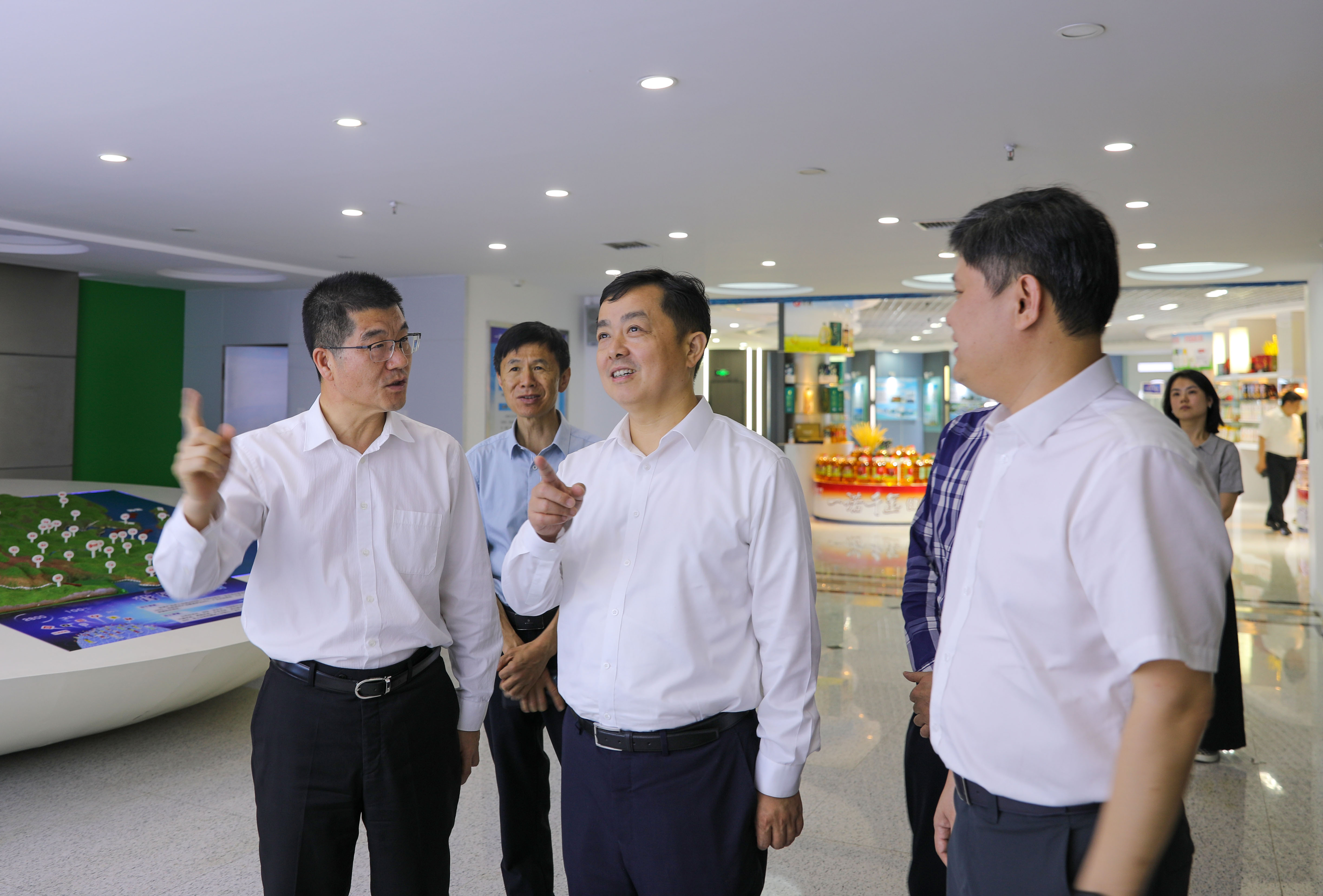 常德市委副书记、统战部部长刘国龙来司调研(图2)