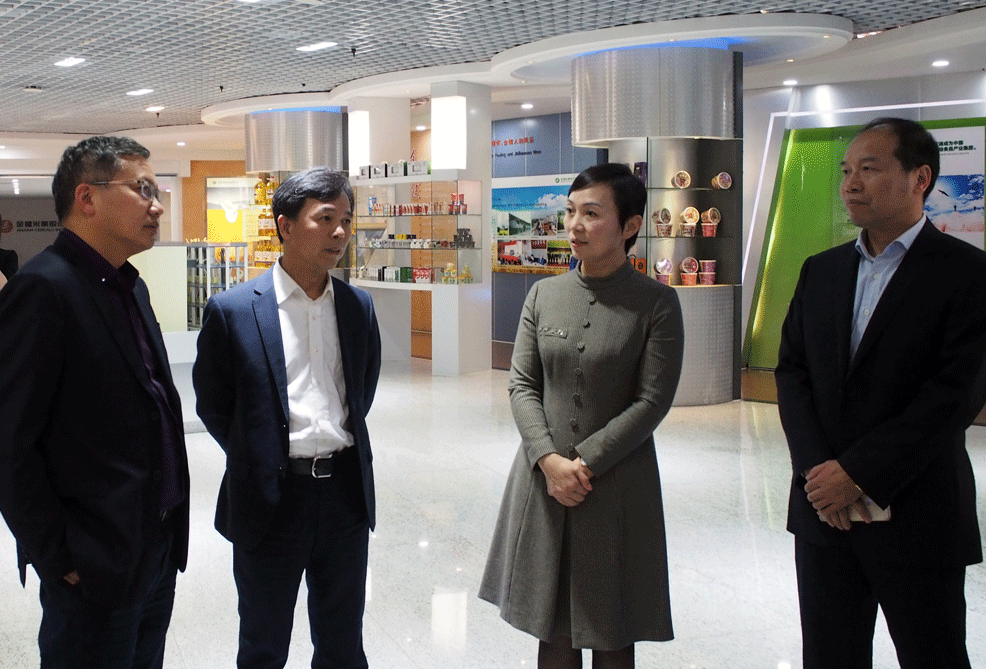 杨成英来金健米业调研(图1) 杨成英来金健米业调研(图1)