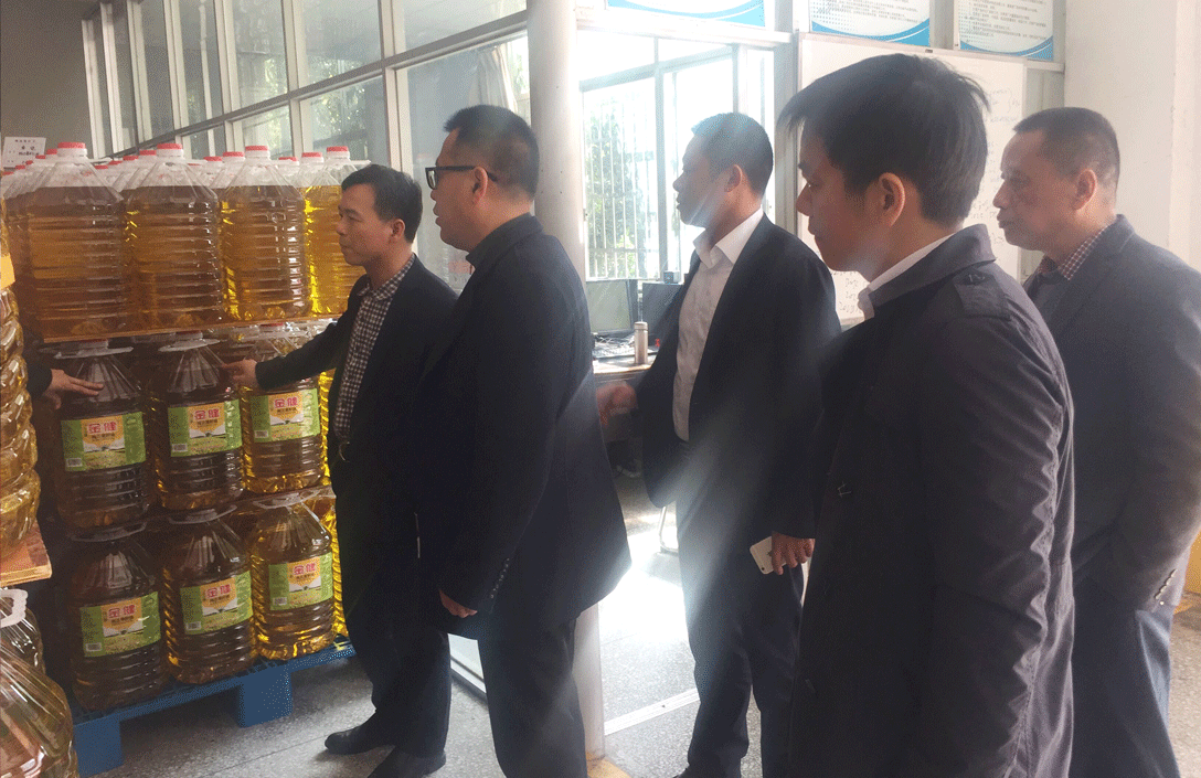 陈根荣考察油脂产能(图1) 陈根荣考察油脂产能(图1)